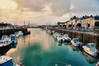 Dieppe, Fransa - 11 Ocak 2021: Dieppe limanında balıkçı tekneleri, Kuzey Fransa 'daki Normandiya kıyılarında balıkçı tekneleri.