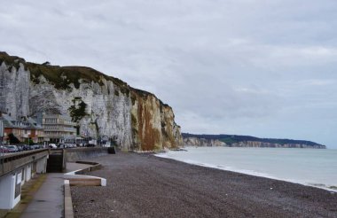 Fransa 'nın kuzeyinde, Normandiya' da İngiliz Kanalı yakınında beyaz kayalıklar