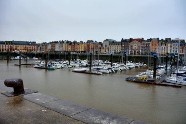 Dieppe, Fransa - 11 Ocak 2023: Dieppe limanında tekneler, Fransa 'nın kuzeyindeki Normandiya kıyılarında balıkçılık limanı
