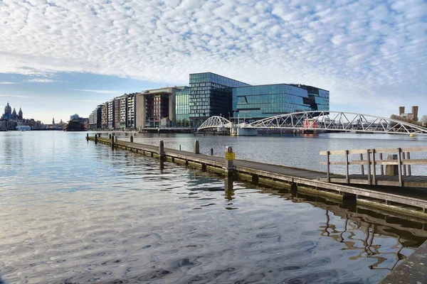 アムステルダム オランダ 2023年4月7日 魅力的な建築に囲まれた風景アムステルダムの運河 — ストック写真