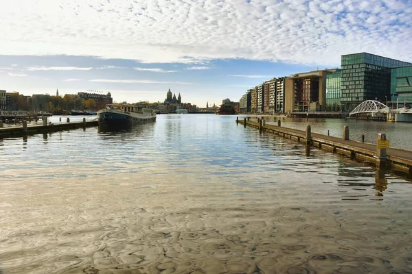 アムステルダム オランダ 2023年4月7日 魅力的な建築に囲まれた風景アムステルダムの運河 — ストック写真