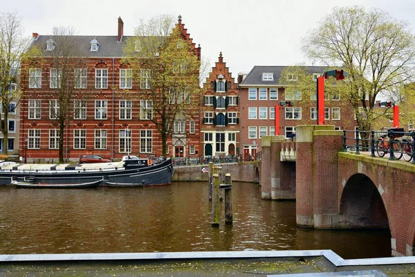 荷兰阿姆斯特丹 2023年4月7日 风景秀丽的阿姆斯特丹运河被迷人的建筑环绕 — 图库照片