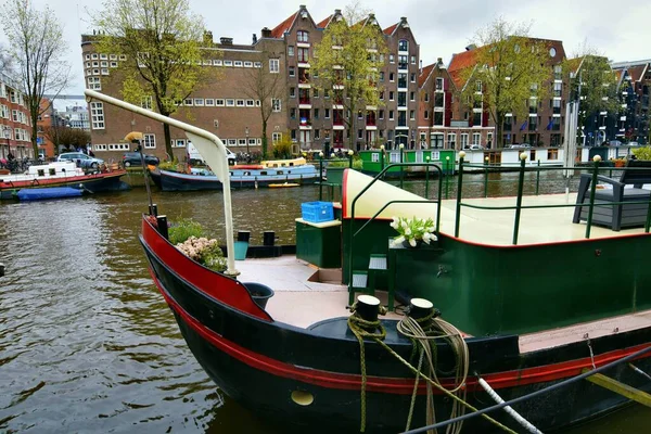 Амстердам Нидерланды Апреля 2023 Года Живописные Амстердамские Каналы Окруженные Очаровательной — стоковое фото