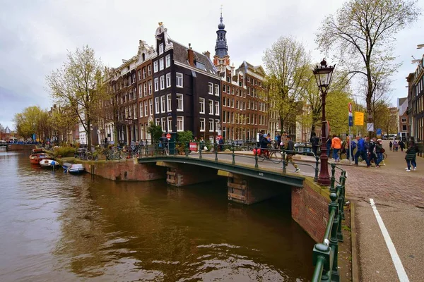 Amsterdam Holandia Kwietnia 2023 Piękny Widok Kanały Amsterdamu Otoczeniu Kolorowych — Zdjęcie stockowe
