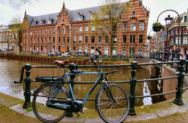 Amsterdam Paesi Bassi Aprile 2023 Bellissimi Canali Amsterdam Circondati Edifici — Foto Stock