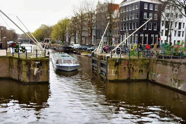 Amsterdam Nizozemsko Dubna 2023 Krásný Výhled Amsterdamské Kanály Obklopené Pestrobarevnými — Stock fotografie