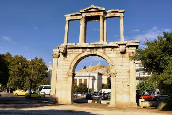 Atina, Yunanistan - 18 Ekim 2021: Güneşli bir günde Hadrian 'ın kapısı, Atina tarihi merkezi,
