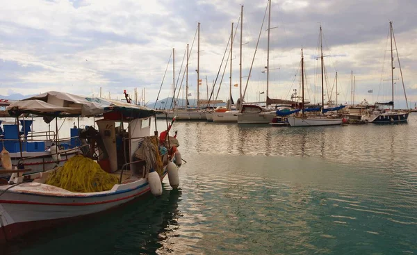 2021年10月19日 希腊埃吉纳 在希腊埃吉纳港的渔船和帆船 — 图库照片