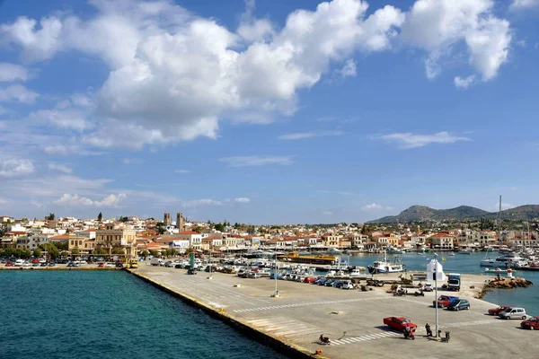 Aegina, Yunanistan - 19 Ekim 2021: Yunanistan 'ın Saronik Körfezi' ndeki bir yolcu feribotundan görüldüğü üzere Aegina Adası limanı.