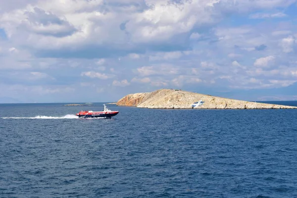 Saronik Körfezi, Attica, Yunanistan - 19 Ekim 2021: Agistri adasından Aegina adasına giden su taksisi