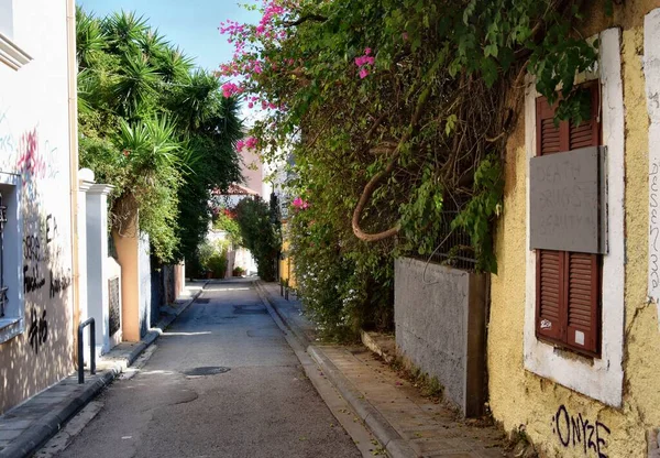 Ateny Grecja Października 2021 Widok Kolorowych Domów Przy Wąskiej Ulicy — Zdjęcie stockowe