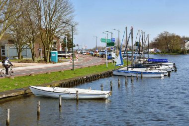 Amsterdam, Hollanda - 7 Nisan 2023: Tarihi binalarla çevrili güzel Amsterdam kanalları