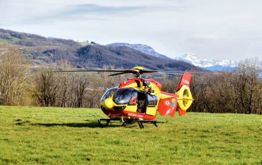 Chatillon-en-Michaille, Fransa - 23 Mart 2023: Rhone-Alpes, Fransa 'da dağ kurtarma helikopteri