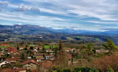 Auvergne-Rhone-Alpes, Fransa 'daki dağ köyünün manzarası