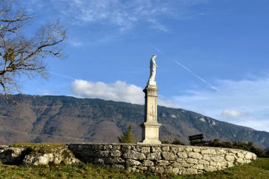 Heykelin mavi gökyüzü arkaplanı üzerindeki manzarası