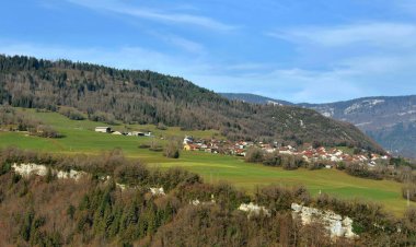 Auvergne-Rhone-Alpes, Fransa 'daki dağ köyünün manzarası