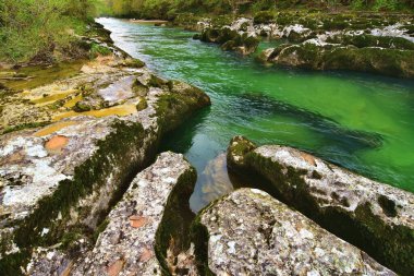 Dağ nehri Valserine İlkbaharda Rhone-Alpes, Fransa