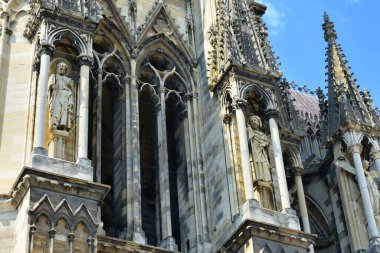 Reims, Fransa - 15 Haziran 2023: Notre Dame Reims Katedrali, Fransa 'nın Grand Est bölgesinde bir anıt ve Avrupa' nın en eskilerindendir.