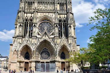 Reims, Fransa - 15 Haziran 2023: Notre Dame Reims Katedrali, Fransa 'nın Grand Est bölgesinde bir anıt ve Avrupa' nın en eskilerindendir.