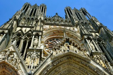 Reims, Fransa - 15 Haziran 2023: Notre Dame Reims Katedrali, Fransa 'nın Grand Est bölgesinde bir anıt ve Avrupa' nın en eskilerindendir.