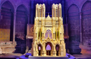 Reims, Fransa - 15 Haziran 2023: Notre Dame Reims Katedrali, Fransa 'nın Grand Est bölgesinde bir anıt ve Avrupa' nın en eskilerindendir.