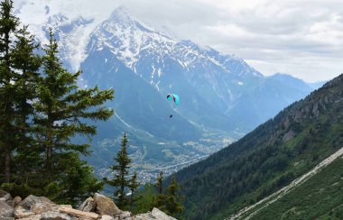 Le Brevent, Fransa - 19 Haziran 2023: Güneşli bir günde Mont Blanc yakınlarında paragliding