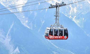 Le Brevent, Fransa - 19 Haziran 2023: Yaz mevsiminde Brevent-Flegere kayak bölgesinde kablolu araba 