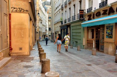 Paris, Fransa 'da turistler Quartier Latince yürür