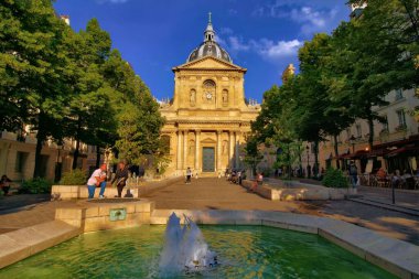 Sorbonne, eski Paris Üniversitesi 'nin tarihi evi olan Paris, Fransa' daki Latin Quarter 'in bir yapısıdır. Paris 'in mimarisi ve simgeleri. Paris 'in kartpostalı