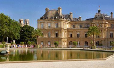 The Jardin du Lüksemburg 'daki Lüksemburg Sarayı ya da Paris, Fransa' daki Lüksemburg Bahçeleri. Lüksemburg Sarayı (1615-1645) aslen naip Marie de Medici 'nin kraliyet konutu olarak inşa edilmiştir..