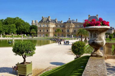The Jardin du Lüksemburg 'daki Lüksemburg Sarayı ya da Paris, Fransa' daki Lüksemburg Bahçeleri. Lüksemburg Sarayı (1615-1645) aslen naip Marie de Medici 'nin kraliyet konutu olarak inşa edilmiştir..