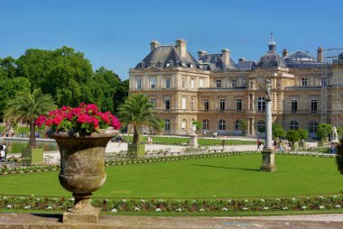 The Jardin du Lüksemburg 'daki Lüksemburg Sarayı ya da Paris, Fransa' daki Lüksemburg Bahçeleri. Lüksemburg Sarayı (1615-1645) aslen naip Marie de Medici 'nin kraliyet konutu olarak inşa edilmiştir..