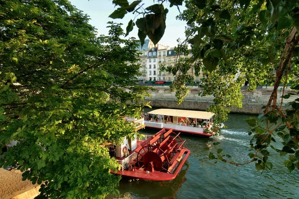 パリの最前線にあるセーヌ川の堤防と橋 — ストック写真