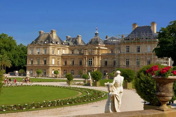 The Jardin du Lüksemburg 'daki Lüksemburg Sarayı ya da Paris, Fransa' daki Lüksemburg Bahçeleri. Lüksemburg Sarayı (1615-1645) aslen naip Marie de Medici 'nin kraliyet konutu olarak inşa edilmiştir..