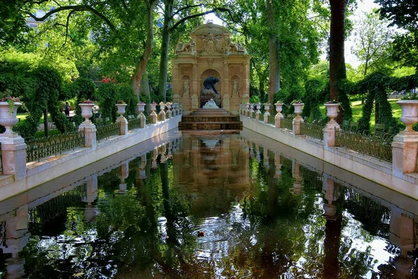 パリのメディチ ファウンテン ルクセンブルク庭園 — ストック写真