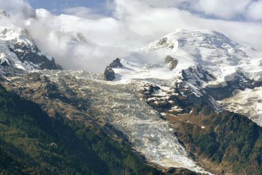 Chamonix yakınlarındaki Fransız Alplerinde Bossons Buzulu