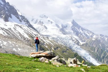 Chamonix, Fransa - 21 Haziran 2023: Mont Blanc dağlarını ziyaret eden turistler