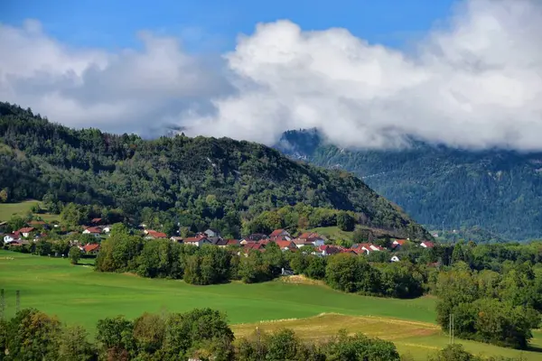 Hermosa Vista Del Tranquilo Pueblo Montaña Auvernia Ródano Alpes Francia — Foto de Stock