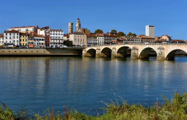 Burgundy, Fransa - 21 Eylül 2023: Burgundy, Fransa 'da Saone nehri ile Macon şehrinin güzel manzarası