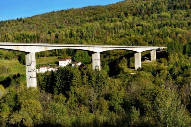 Fransa 'nın Auvergne-Rhone-Alpes kentindeki huzurlu dağ köyünün güzel manzarası.