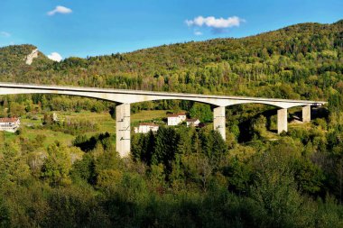 Fransa 'nın Auvergne-Rhone-Alpes kentindeki huzurlu dağ köyünün güzel manzarası.