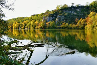 Fransa 'nın Auvergne-Rhone-Alpes kentindeki huzurlu dağ köyünün güzel manzarası.