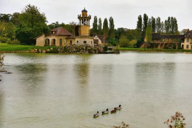 Versailles, Fransa - 02 Ekim 2022: Marie-Antoinette 'in Malikanesi' ndeki Kraliçe Hamleti Versailles Sarayı yakınlarındaki.