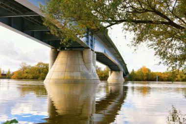 Sonbaharda Saone Nehri 'nin güzel manzarası