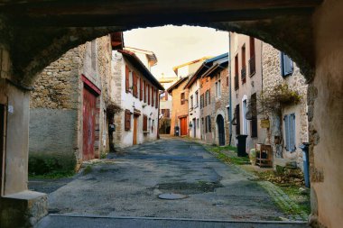 Ambronay, Fransa - 08 Aralık 2022: Ambronay Abbey 'nin mimari ve dış mimarisi