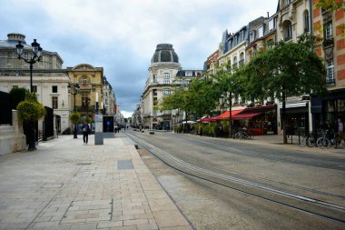 Reims, Fransa - 04 Ekim 2022: Fransa 'nın Şampanya-Ardenne bölgesinde bir şehir olan Reims' in mimari ve binalarının manzarası.