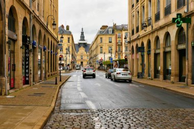 Reims, Fransa - 04 Ekim 2022: Fransa 'nın Şampanya-Ardenne bölgesinde bir şehir olan Reims' in mimari ve binalarının manzarası.