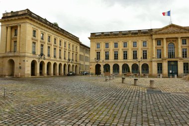 Reims, Fransa - 04 Ekim 2022: Fransa 'nın Şampanya-Ardenne bölgesinde bir şehir olan Reims' in mimari ve binalarının manzarası.