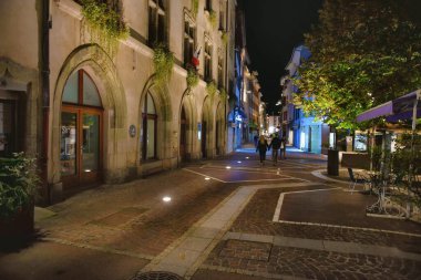 Evian-les-Bains, Fransa - 9 Eylül 2022: Fransa 'nın Evian-les-Bains şehrinde eski binalar ve evler