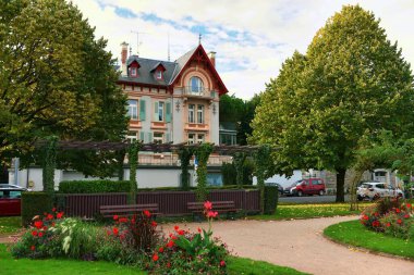 Evian-les-Bains, Fransa - 9 Eylül 2022: Fransa 'nın Evian-les-Bains şehrinde eski binalar ve evler